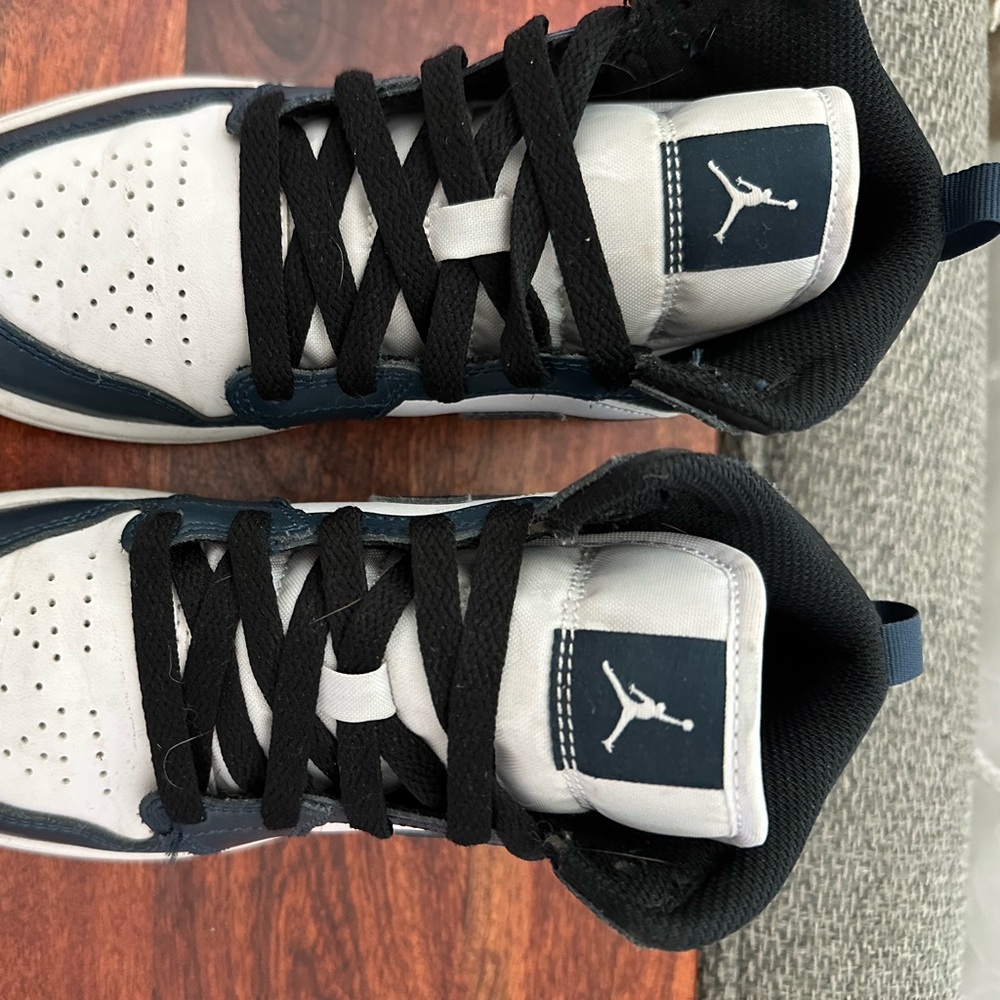 Nike Jordans girls size 13.5
Barely worn